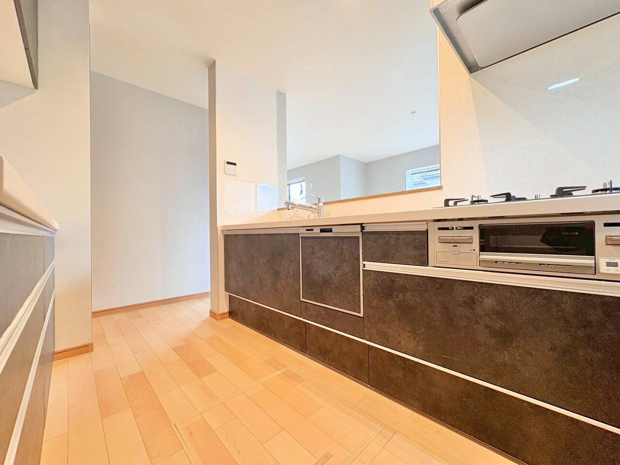 リビング全体を見渡せるよう対面式キッチンを採用しました。