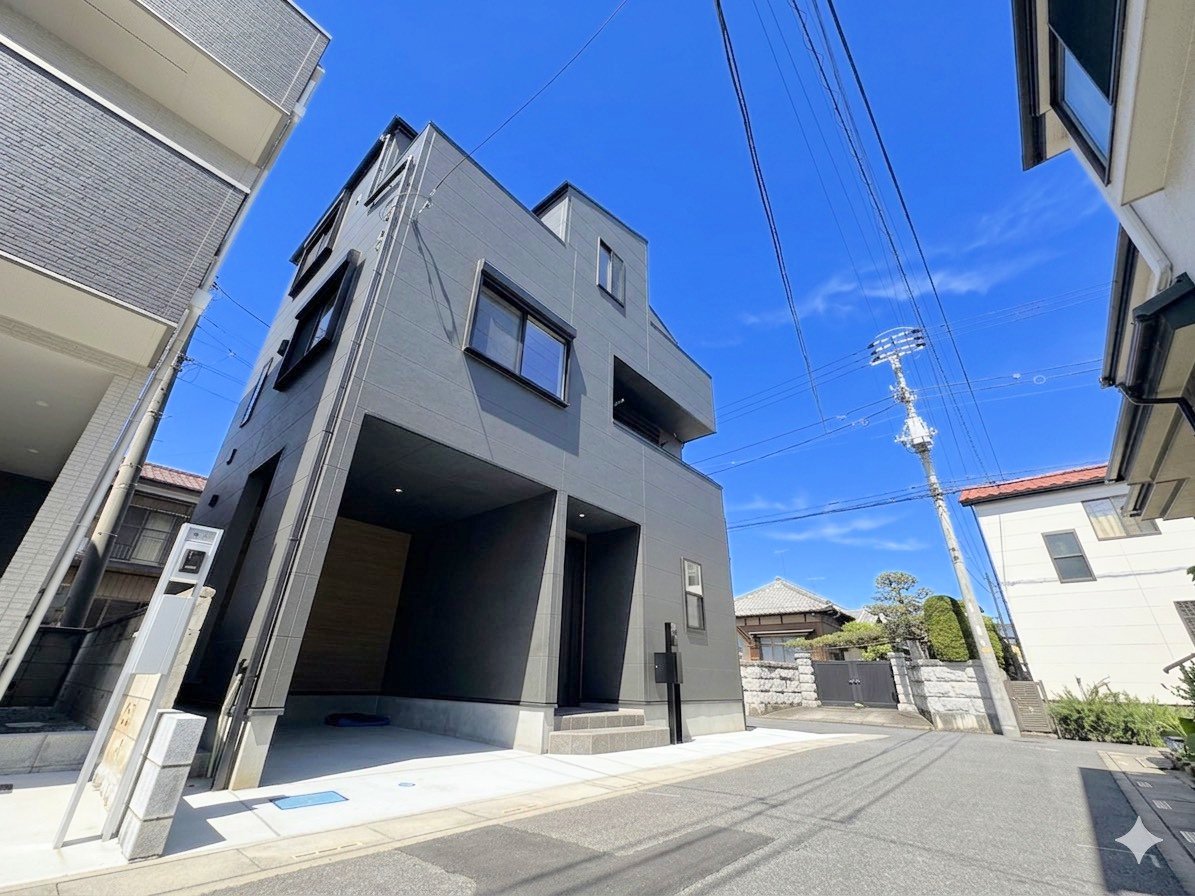 東南角地につき陽当たり良好です。濃い色の外観が上品な印象を与える佇まい。