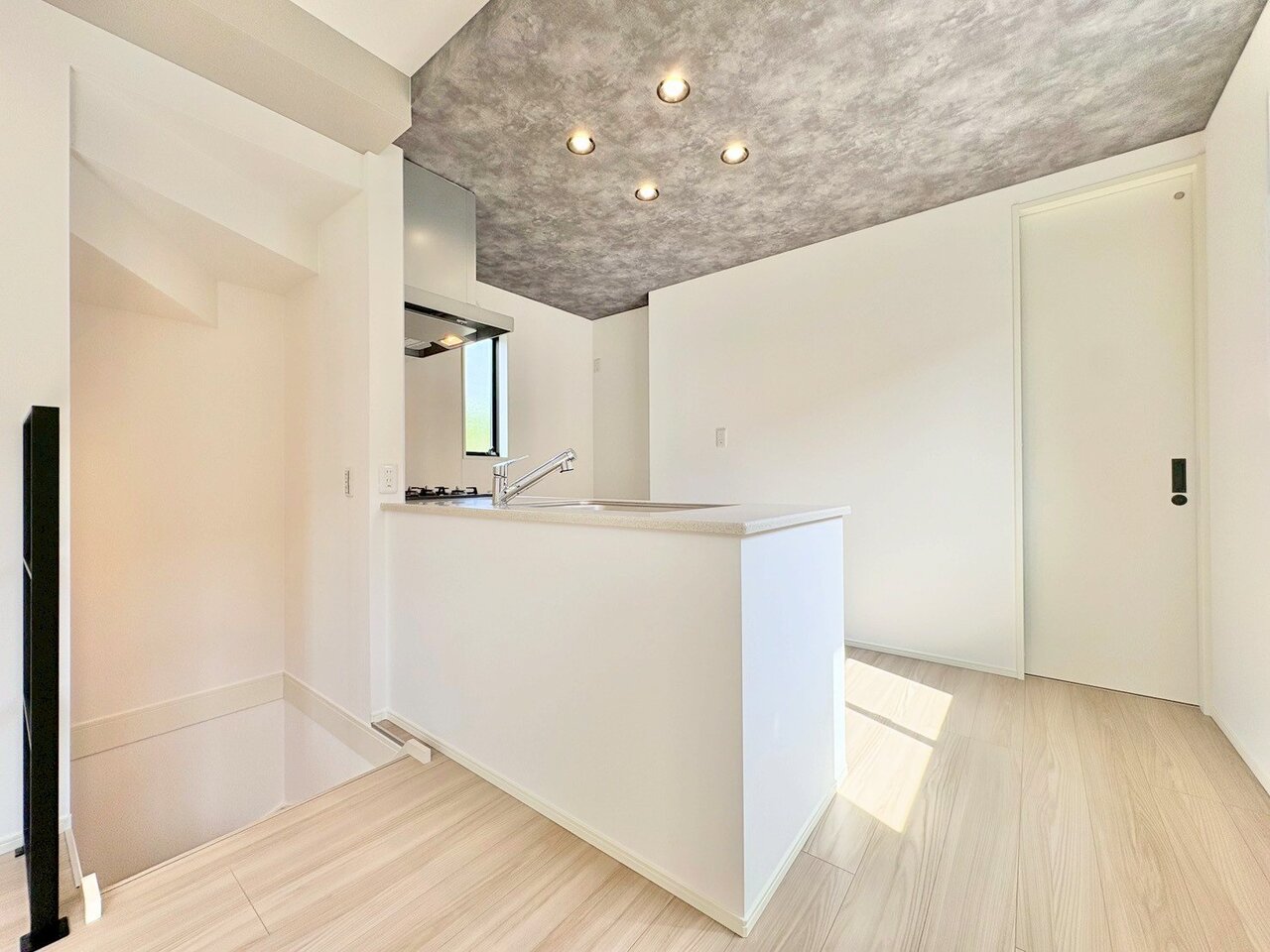 室内には豊かな陽光が注ぎ込み、爽やかな住空間を演出。