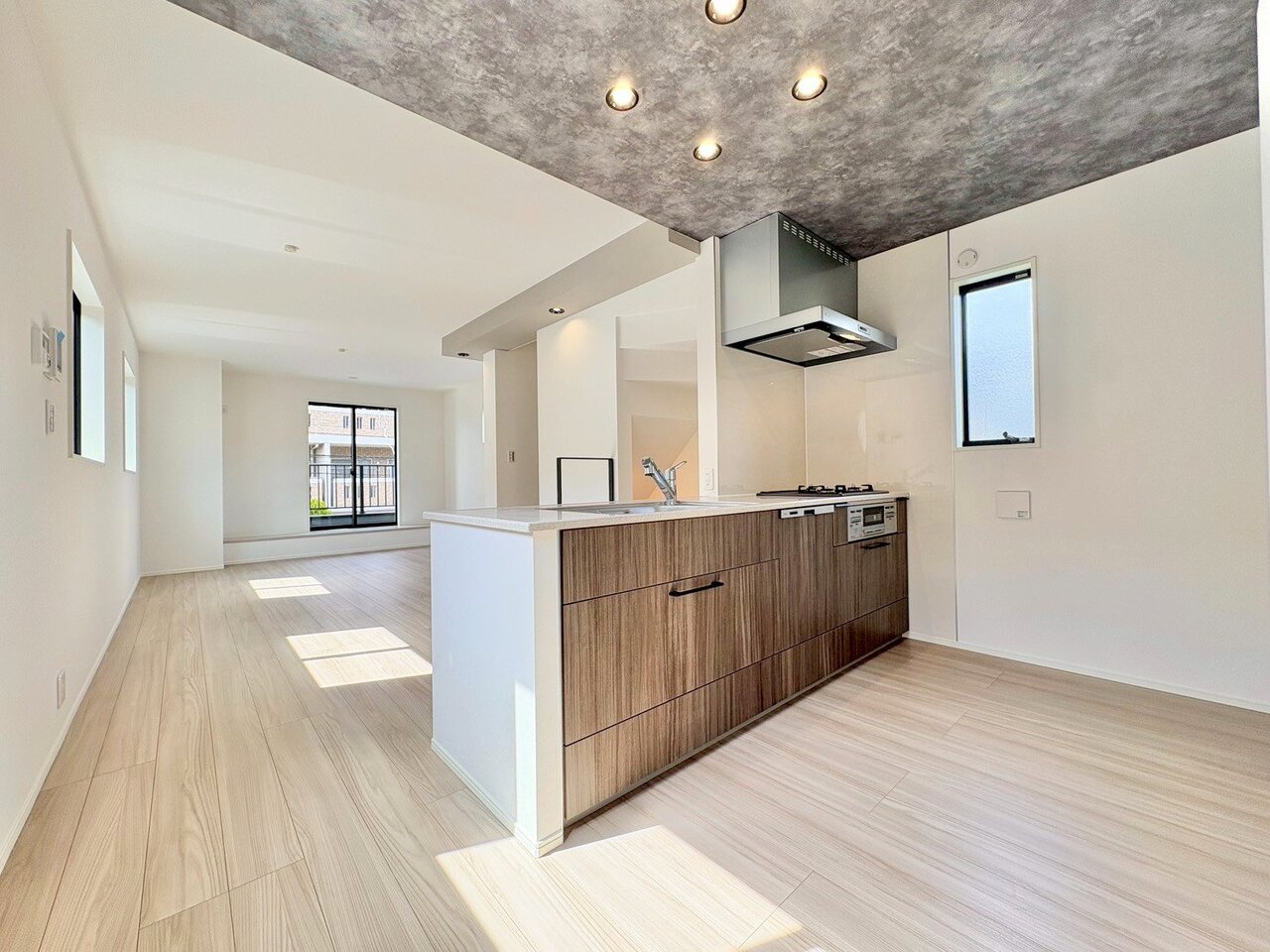 1日中爽やかな自然光が差し込み明るい住まい。