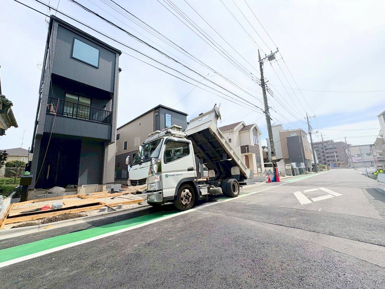 左側が当物件。南鳩ヶ谷駅徒歩13分の立地。(令和8年4月 撮影)
