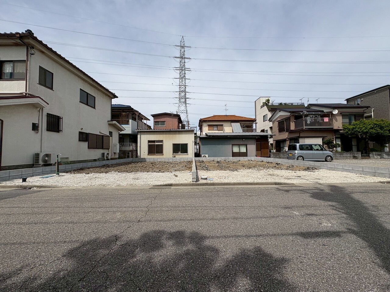 南６m公道に面しており、カースペースには２台駐車可能です。(令和8年4月 撮影)