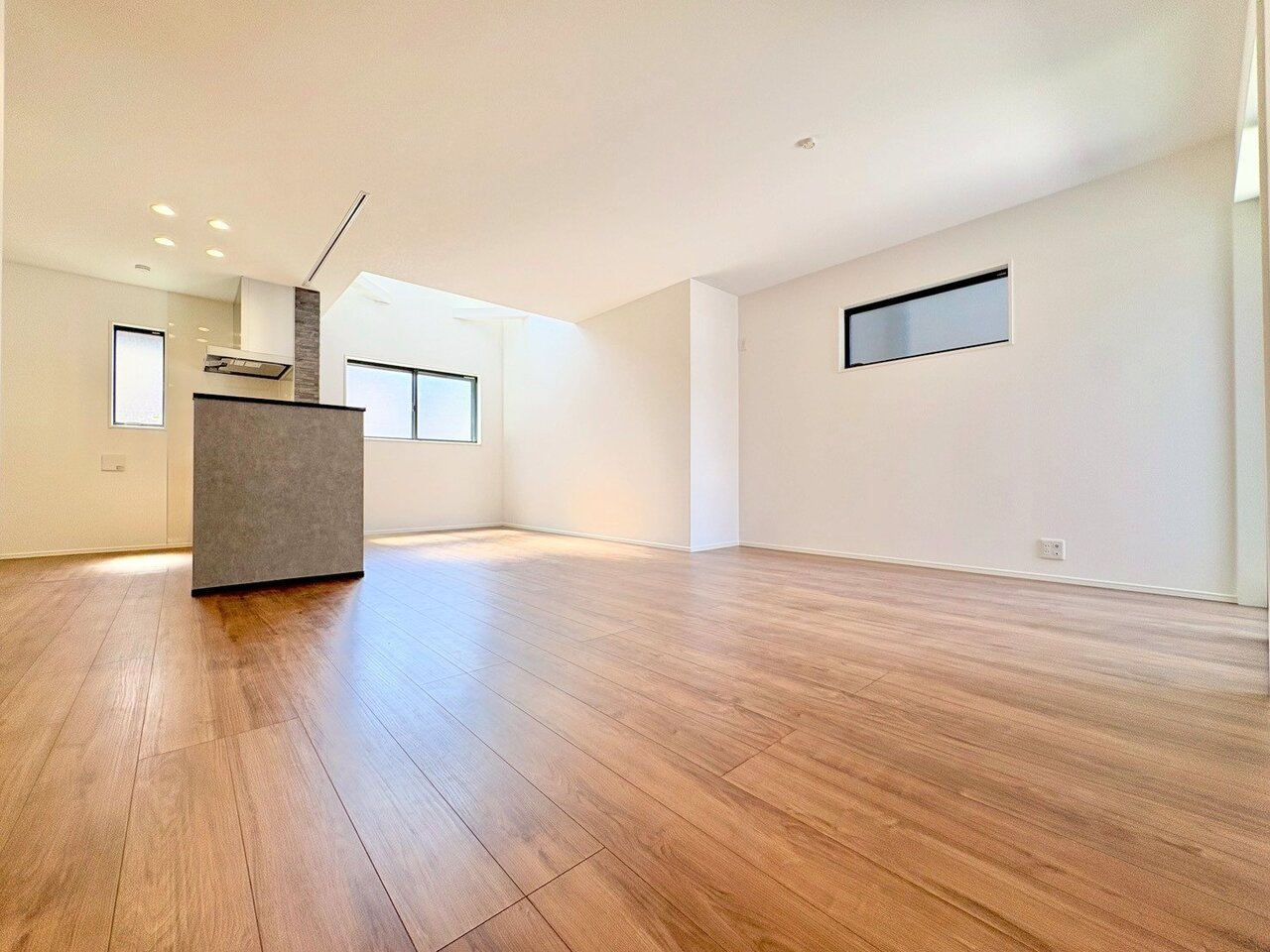 時間の移ろいによって様々な表情を見せるシルエットを楽しめます。