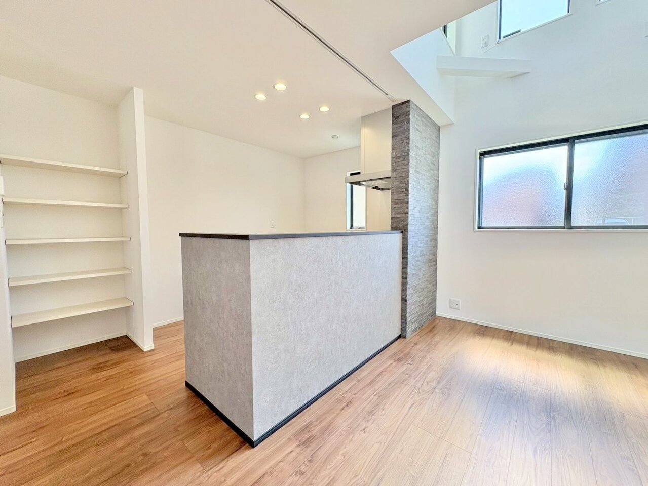 自然の光を感じられる開放的なダイニングキッチン。