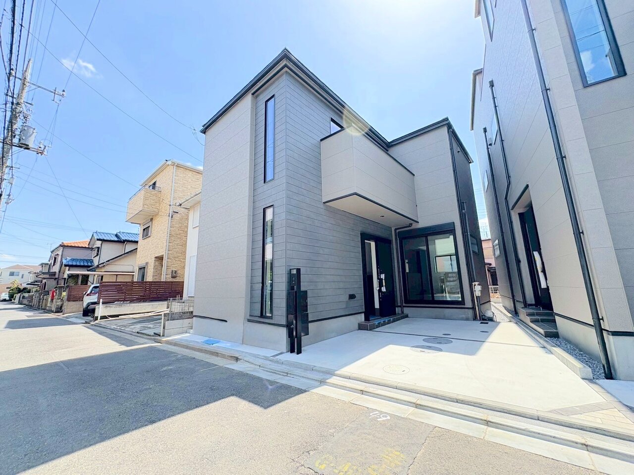 【１号棟】東浦和駅まで徒歩２０分、モダンなデザインでありながらも、どこか温かみを感じられる外観。