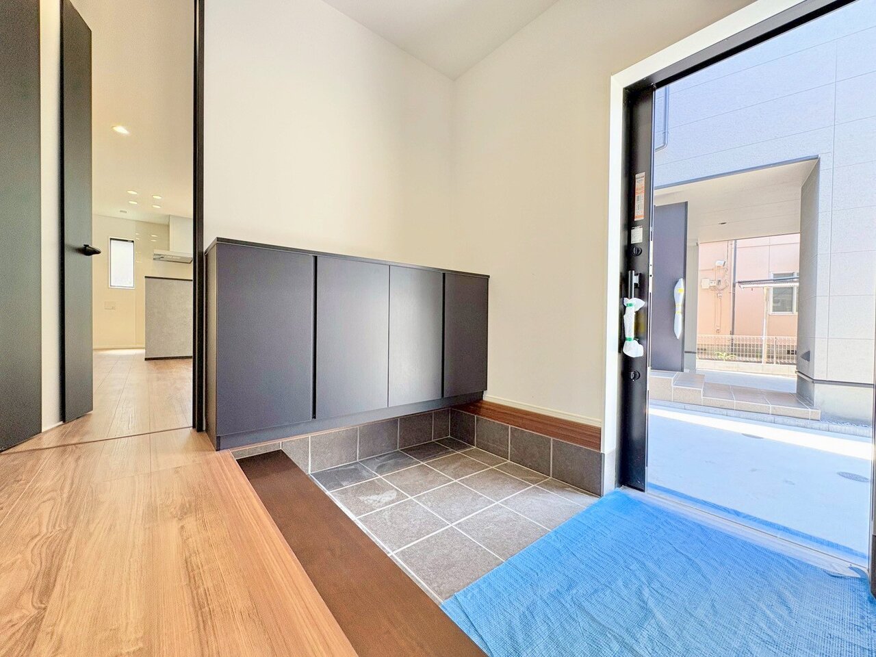 季飾のお花やグリーンを飾ってマイホームを創り上げてください。