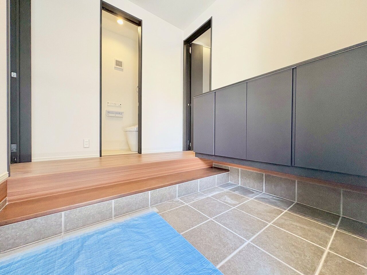 心地良さを与えてくれる家の顔ともなるスペースです。