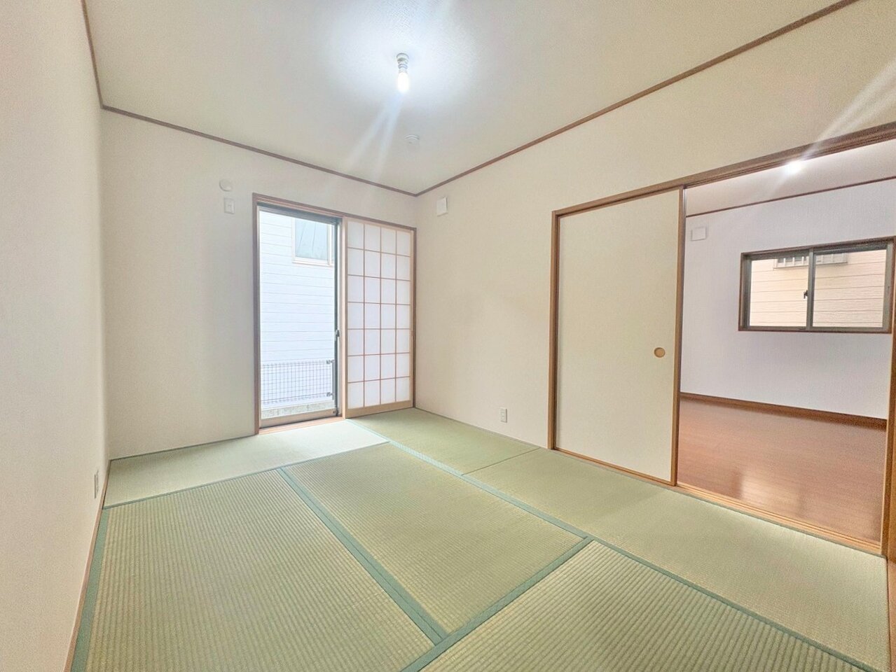 リビング横に和室がある間取りで落ち着いた中でゆったりと寛げます。