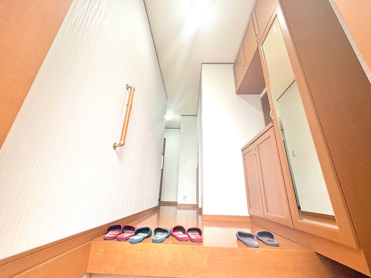 家のシンボルともいえる玄関は訪れる人を魅了します。