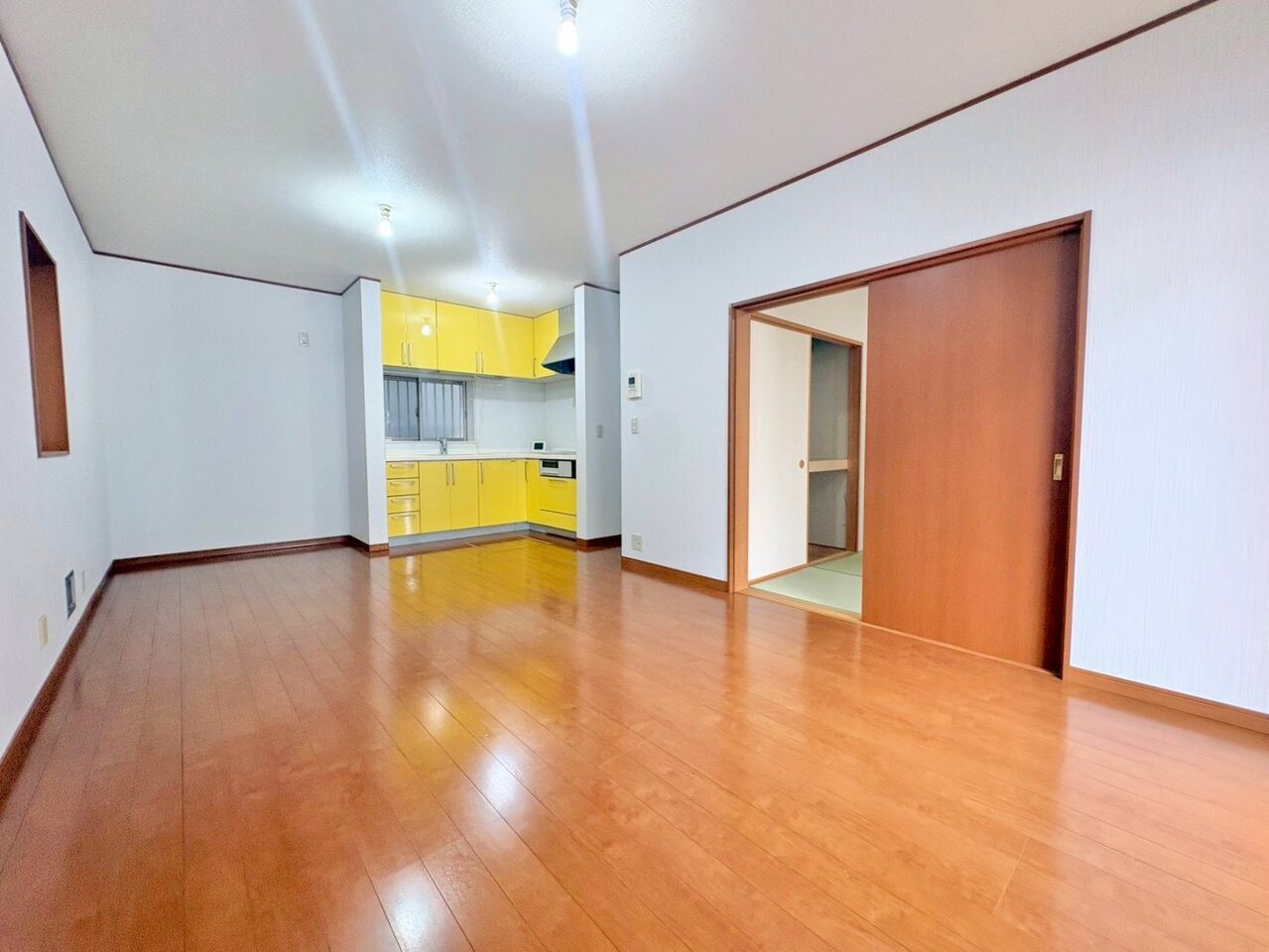 明るい色合いで開放的かつリラックスムードあふれるリビング。