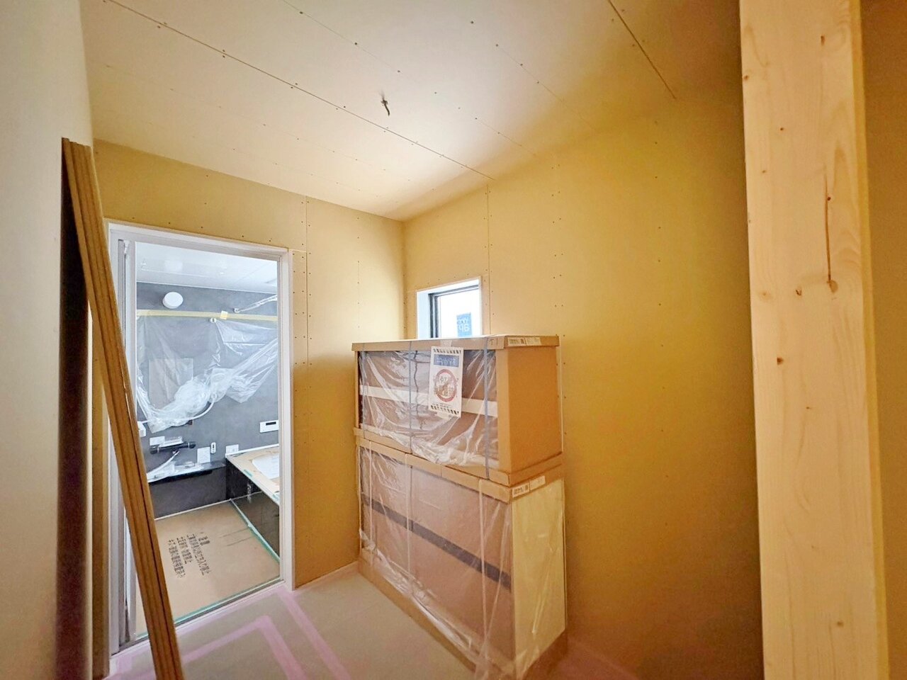 玄関のそばに洗面室を設けました。帰宅後すぐに手洗いできます。(令和8年4月 撮影)