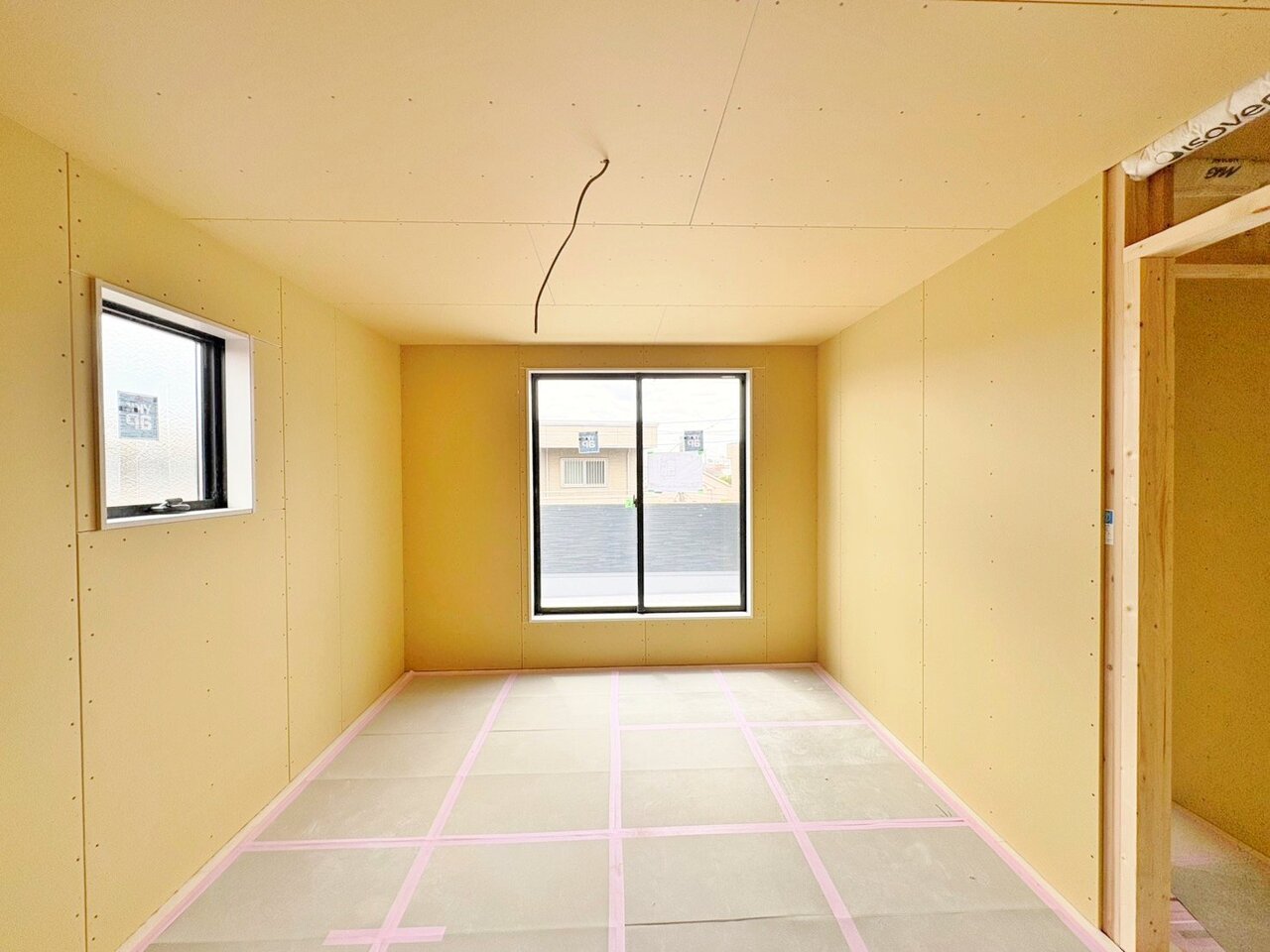 バルコニーに面した8.7帖の主寝室です。(令和8年4月 撮影)