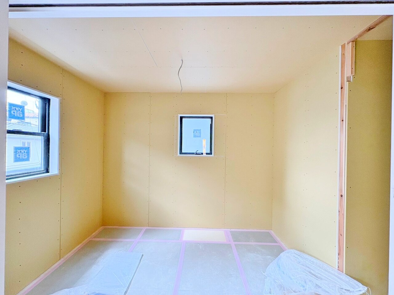 季節ごとに壁飾りや家具の配置を変えて楽しんでみませんか。(令和8年4月 撮影)