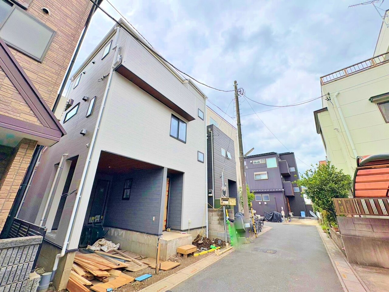 雨や風、雪などから車を守ってくれるビルトインガレージを採用。(令和8年4月 撮影)