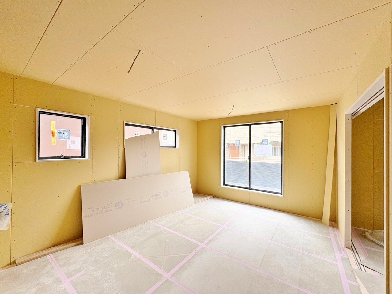 豊かな光と風を運んでくれるわが家自慢の場所。(令和8年4月 撮影)