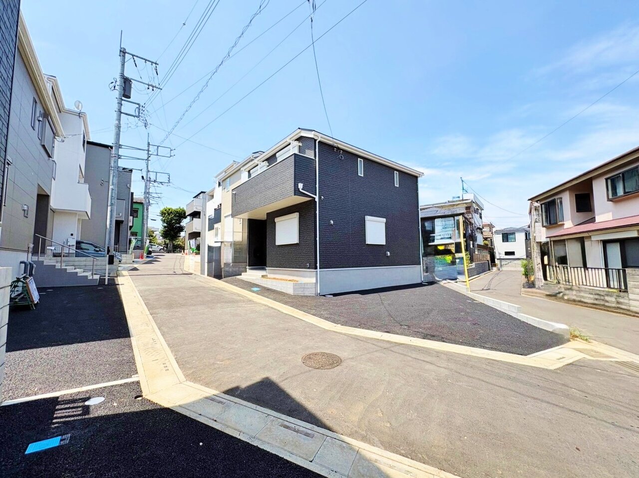 右奥が当物件です。全てを凝縮した珠玉の「住まい」を堪能して下さい。(令和8年7月 撮影)