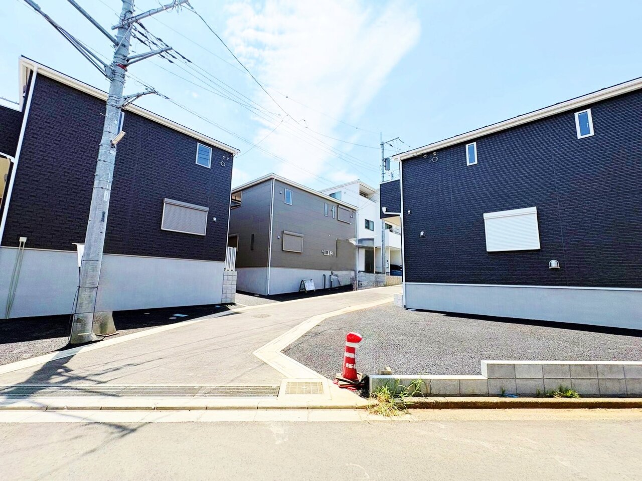 左手前が当物件。洗練されたデザインの外観が街並みに彩りを演出します。
