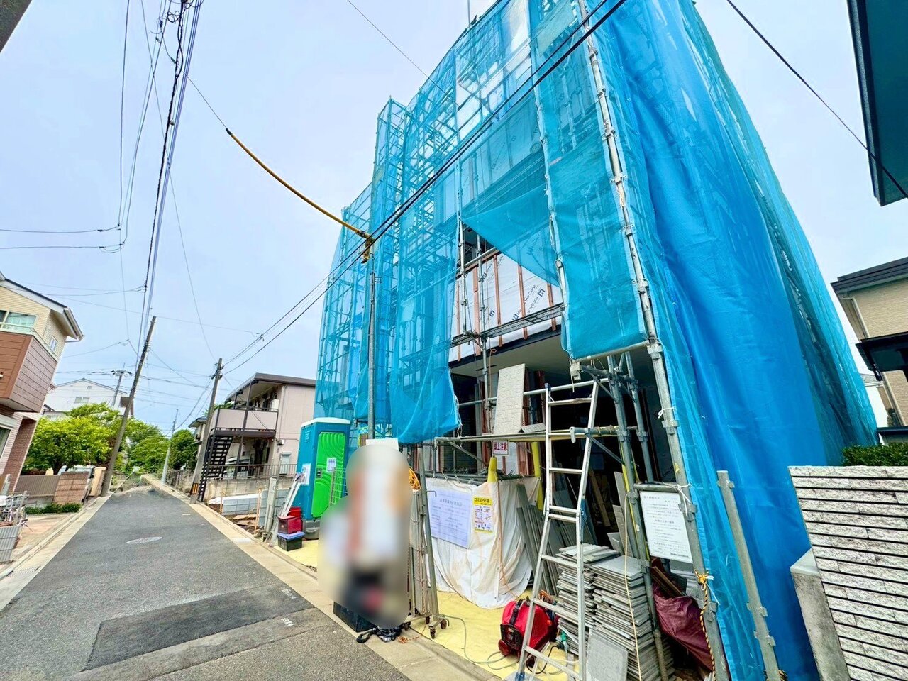 左が当物件。居室としても利用できるサービスルームを二部屋備えました。(令和8年4月 撮影)