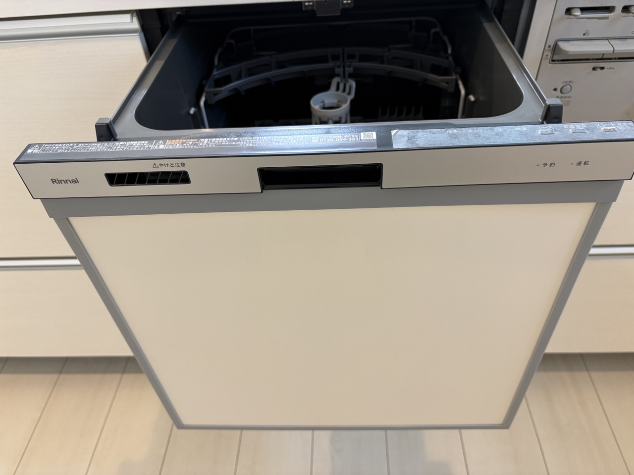 食洗機付きのシステムキッチンは作業スペースも広く快適にお使いいただけます。