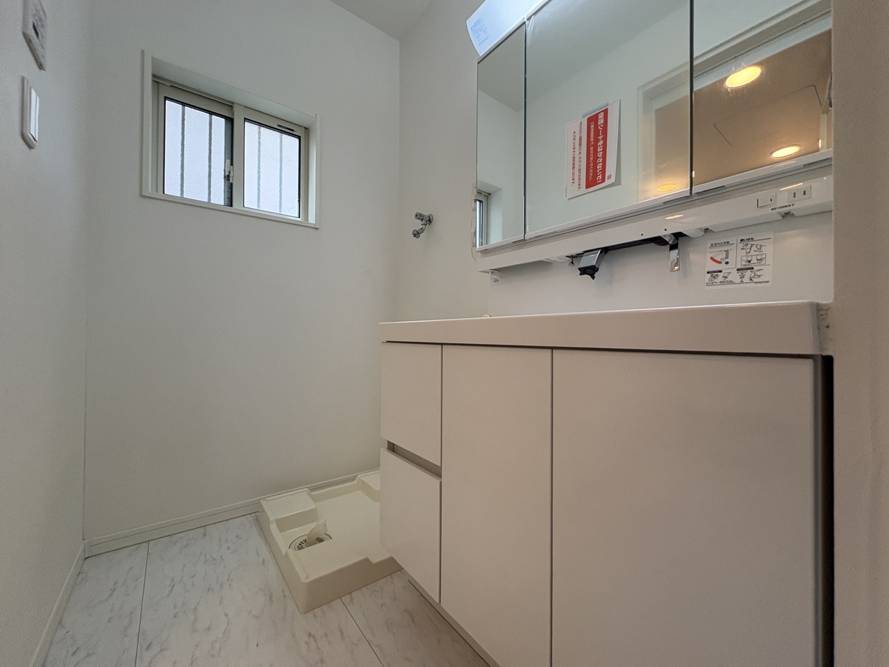 使いやすい三面鏡で朝の準備もスムーズに行えます。