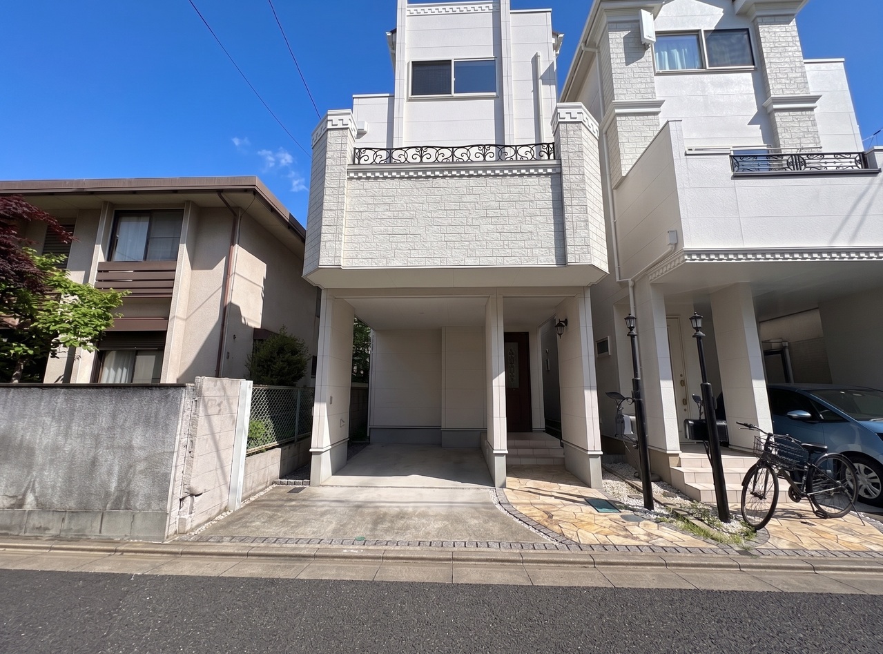 左が当物件。北大宮駅徒歩7分、大宮公園駅徒歩11分、日々の暮らしを豊かにする生活利便施設が充実。白を基調とした清楚感溢れる外観です。※現況物件写真にCG画像処理済み