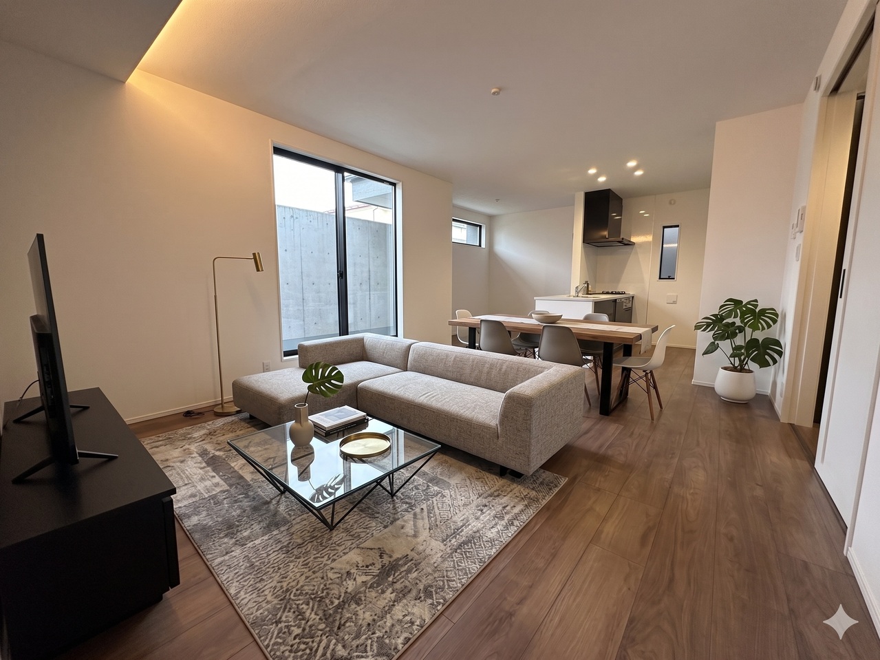 大きな窓から差し込む光が心地良い２階ＬＤＫ。※現況物件写真にCG画像処理済み