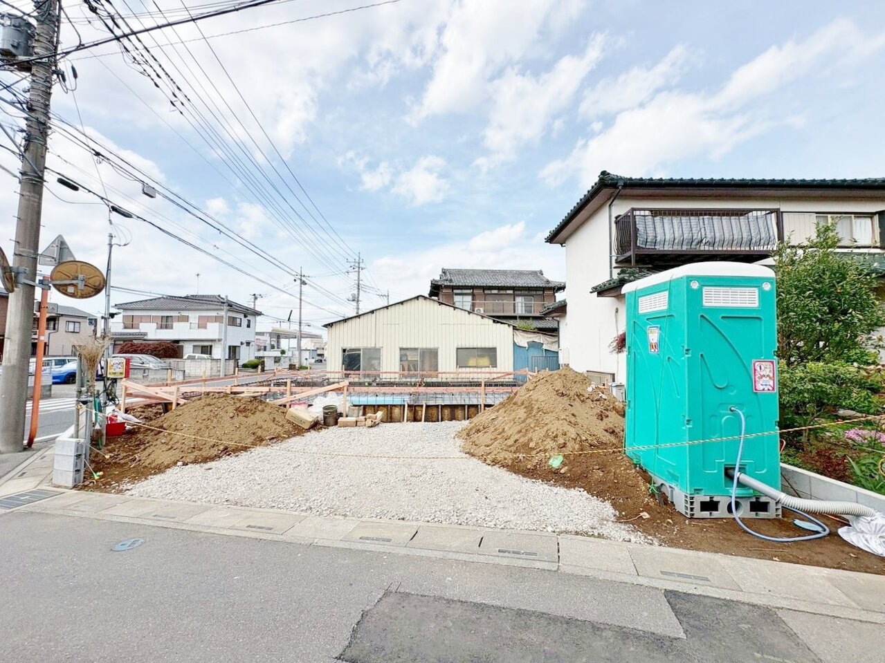 開放感のある角地に面した邸宅。陽当り良好なお住まい。(令和8年4月 撮影)