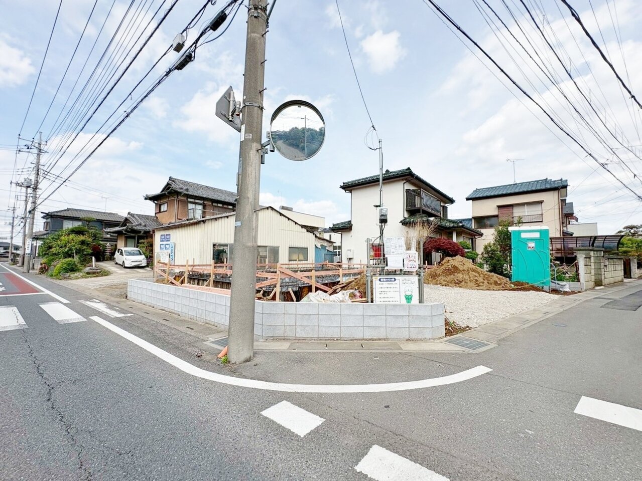 バルコニーに面した１０帖超の主寝室は明るい洋室です。(令和8年4月 撮影)