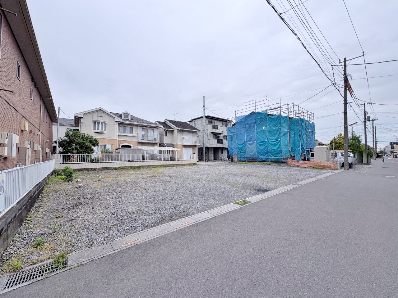 左側が当物件。南公道に面した明るい邸宅。(令和8年4月 撮影)