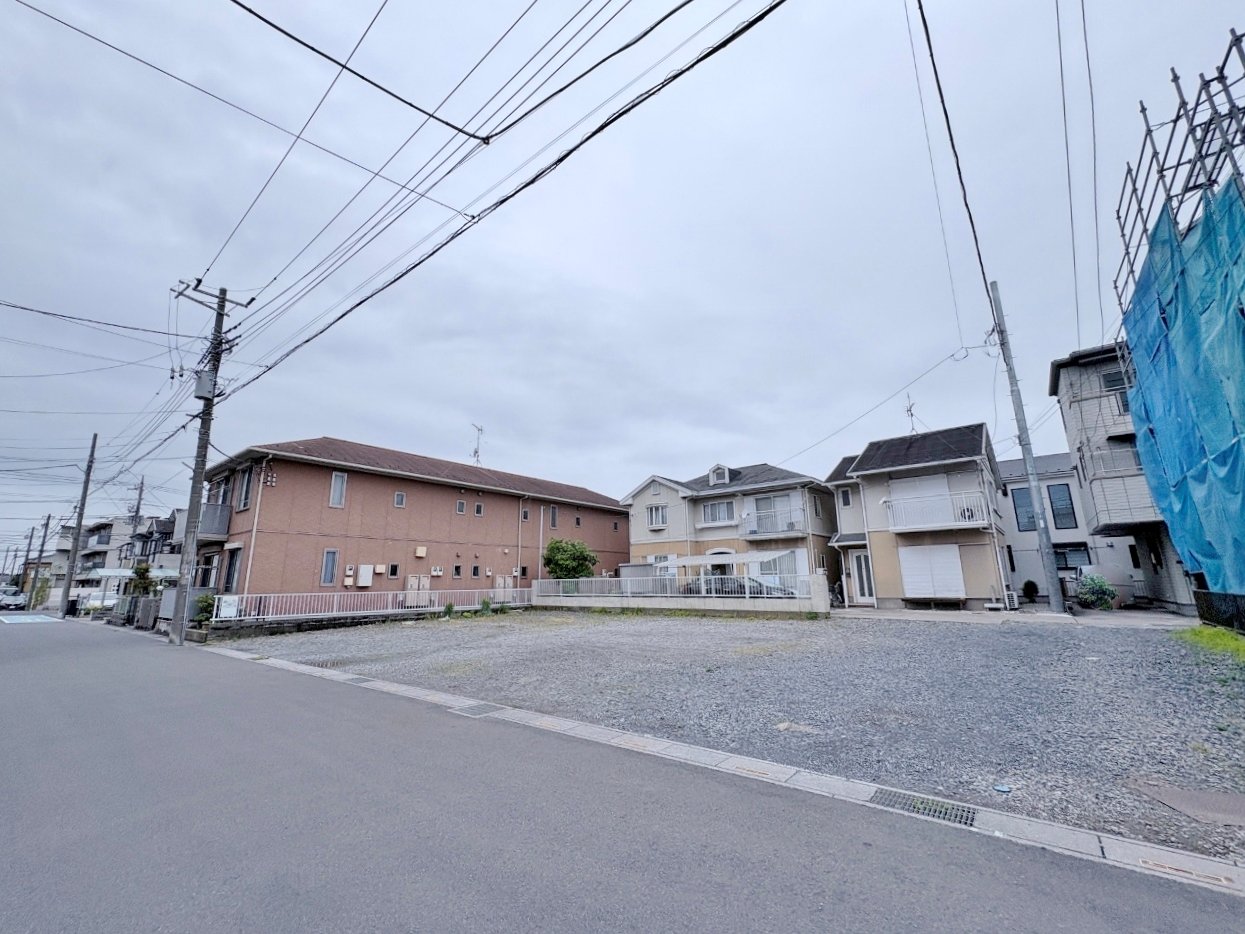 右側が当物件。南公道に面した邸宅。(令和8年4月 撮影)
