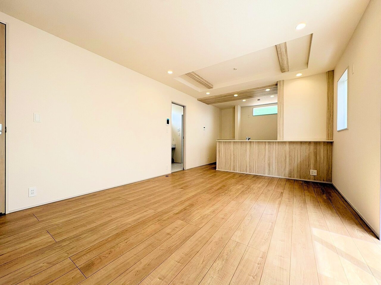 室内には豊かな陽光が注ぎ込み、爽やかな住空間を演出。