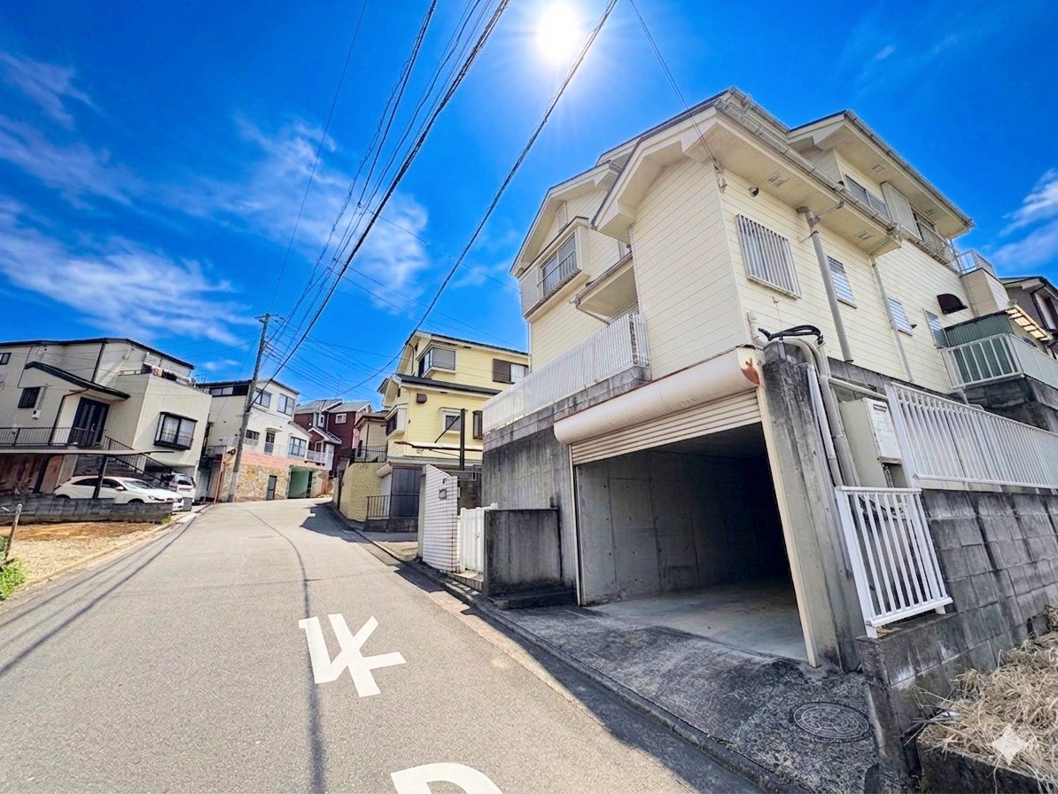閑静な住宅街に佇みます。小学校まで徒歩9分の立地。
