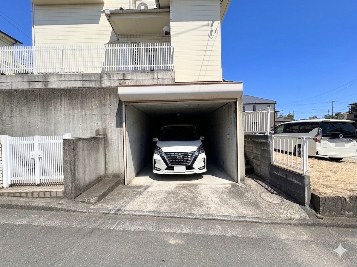 ミニバンも駐車可能なビルトインガレージです。