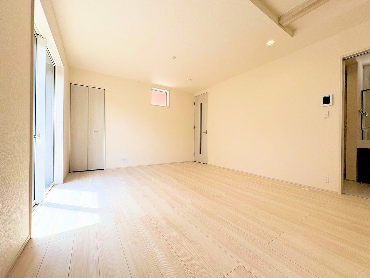 室内には豊かな陽光が注ぎ込み、爽やかな住空間を演出。