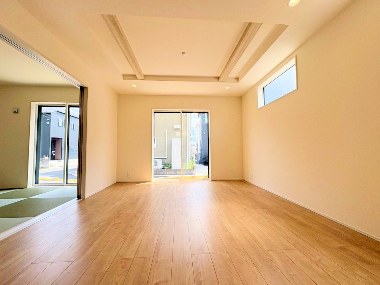 落ち着いた雰囲気のリビングは天井を折り上げ、空間のアクセントに。