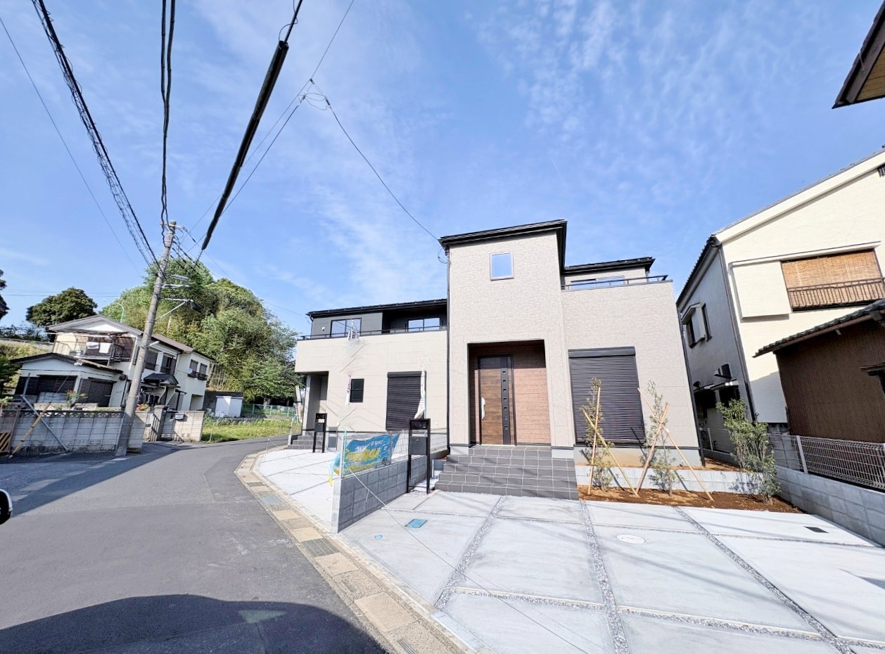 右側が当物件。小学校まで徒歩2分でお子様の通学も安心です。