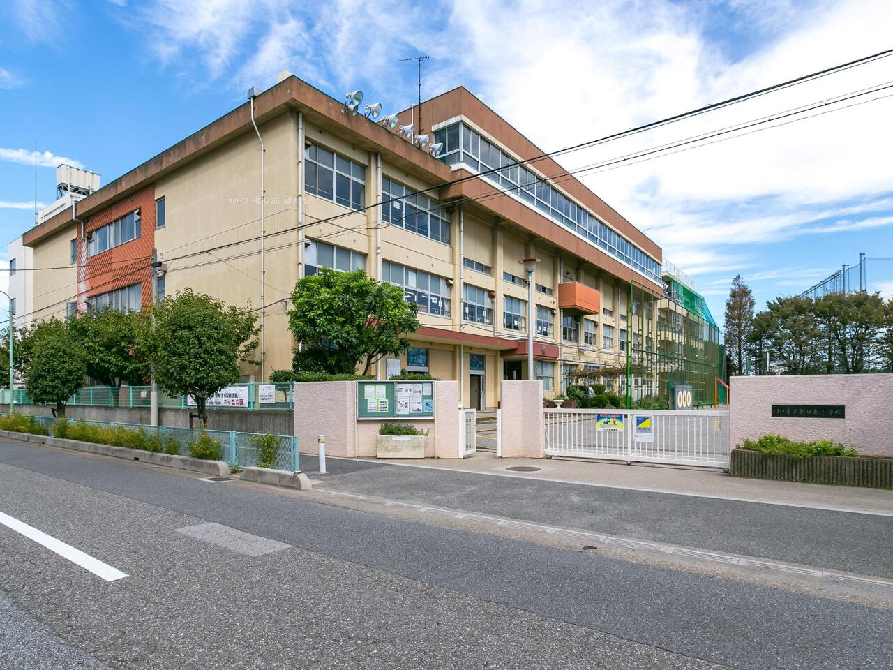 朝日東小学校まで約1000m
