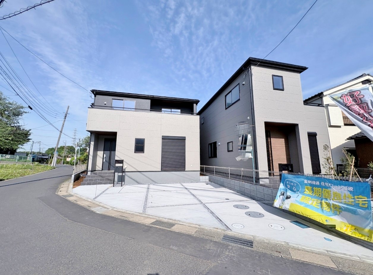 左側が当物件。敷地広々40坪、閑静な住宅街に佇みます。