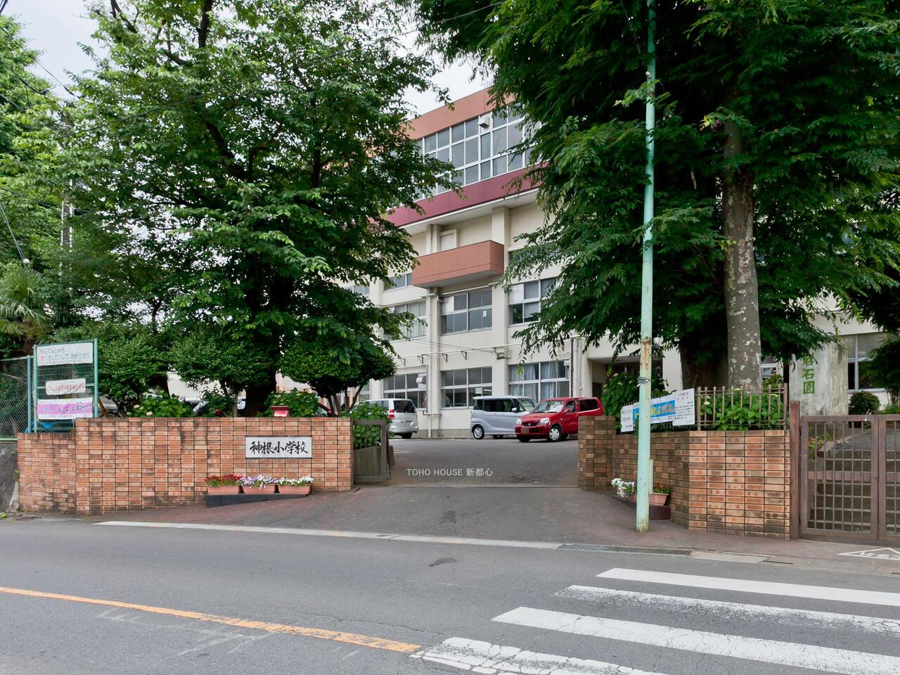 神根小学校まで約130m