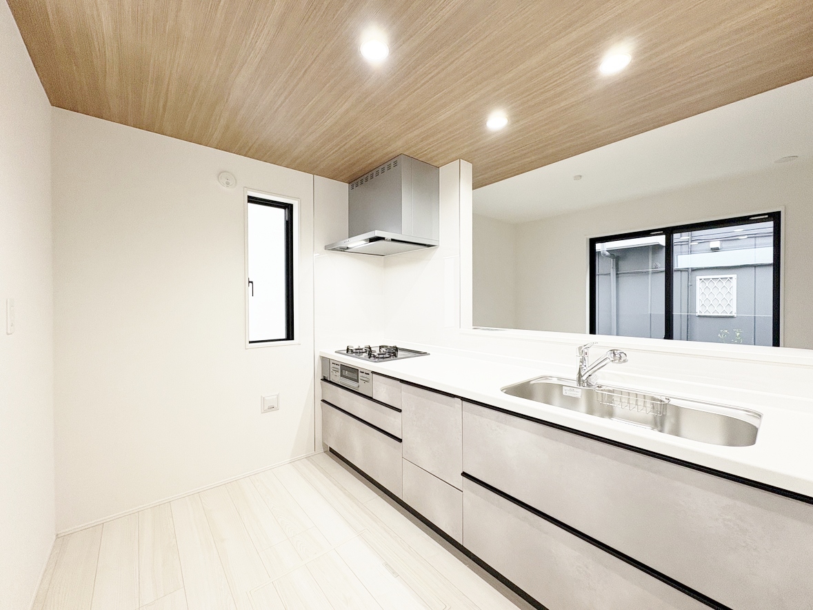 収納も多く大きな鍋やフライパン、調味料などスッキリ片付きます。