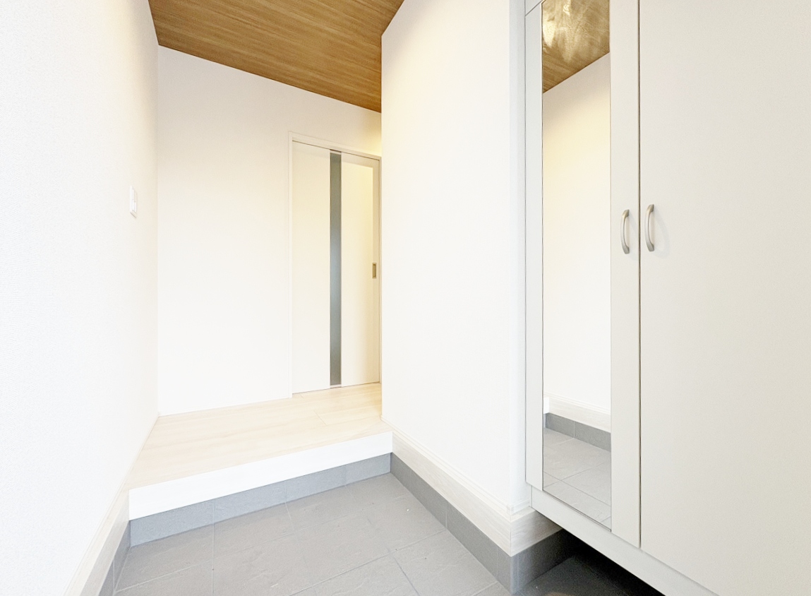 鏡が設置されているので、お洋服に合わせて靴もコーディネートしやすくなります。