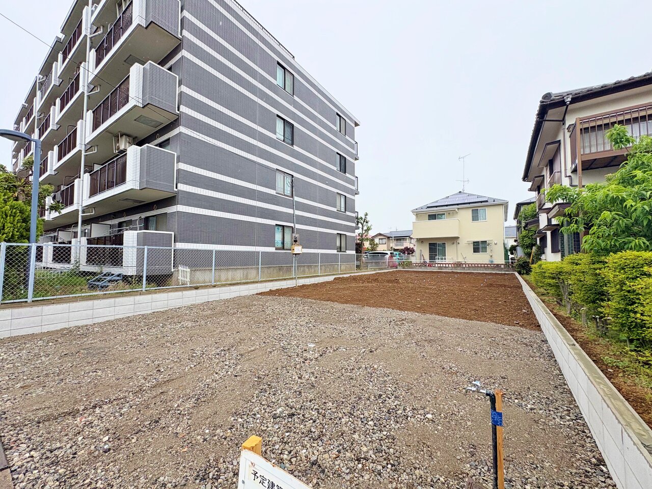 小学校まで徒歩4分でお子様の通学も安心です。(令和8年4月 撮影)