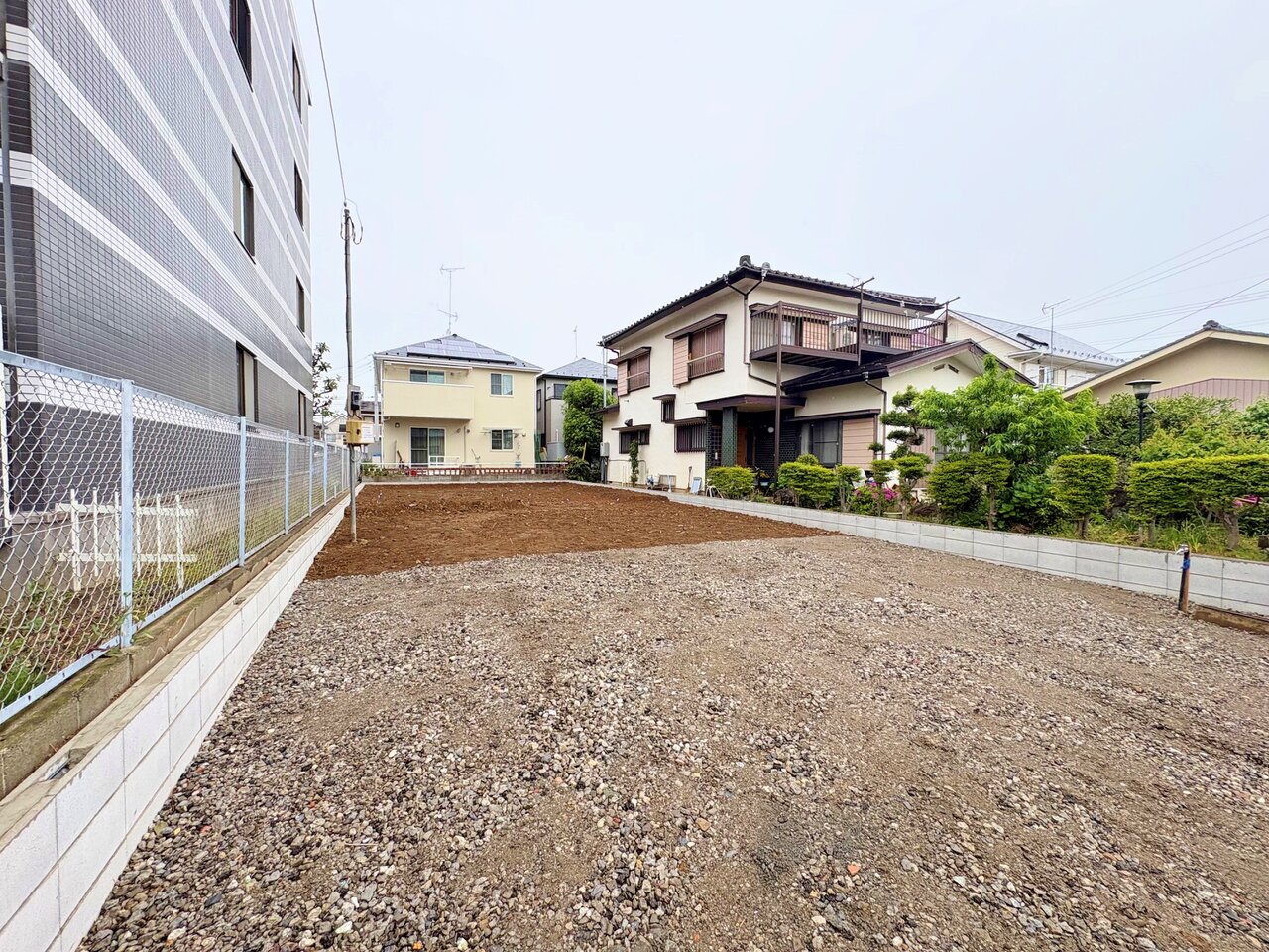 自然と家族のコミュニケーションが生まれるリビングスルー階段を採用。(令和8年4月 撮影)