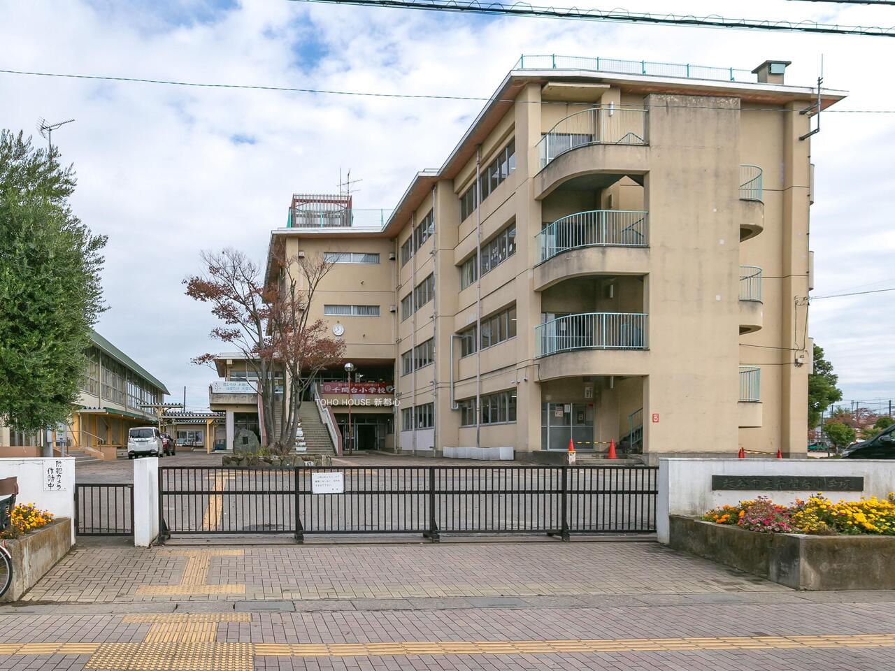 千間台小学校まで約272m