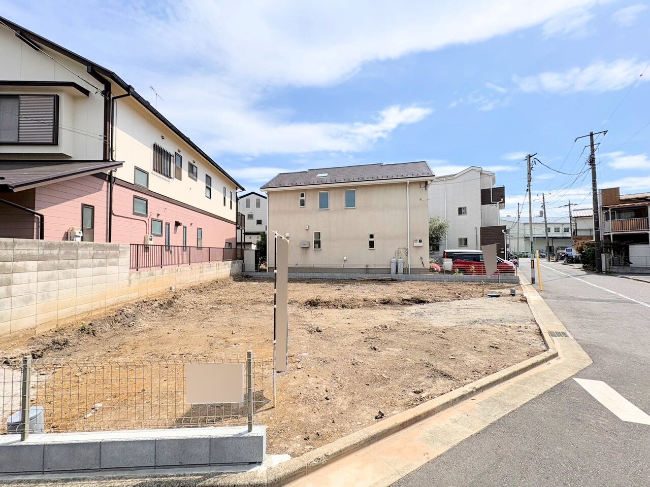 小学校まで徒歩4分、中学校まで徒歩5分圏内の立地です。(令和8年5月 撮影)