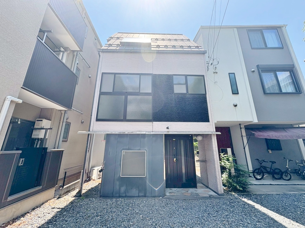 大宮駅徒歩13分の立地。小学校まで徒歩3分でお子様の通学も安心です。