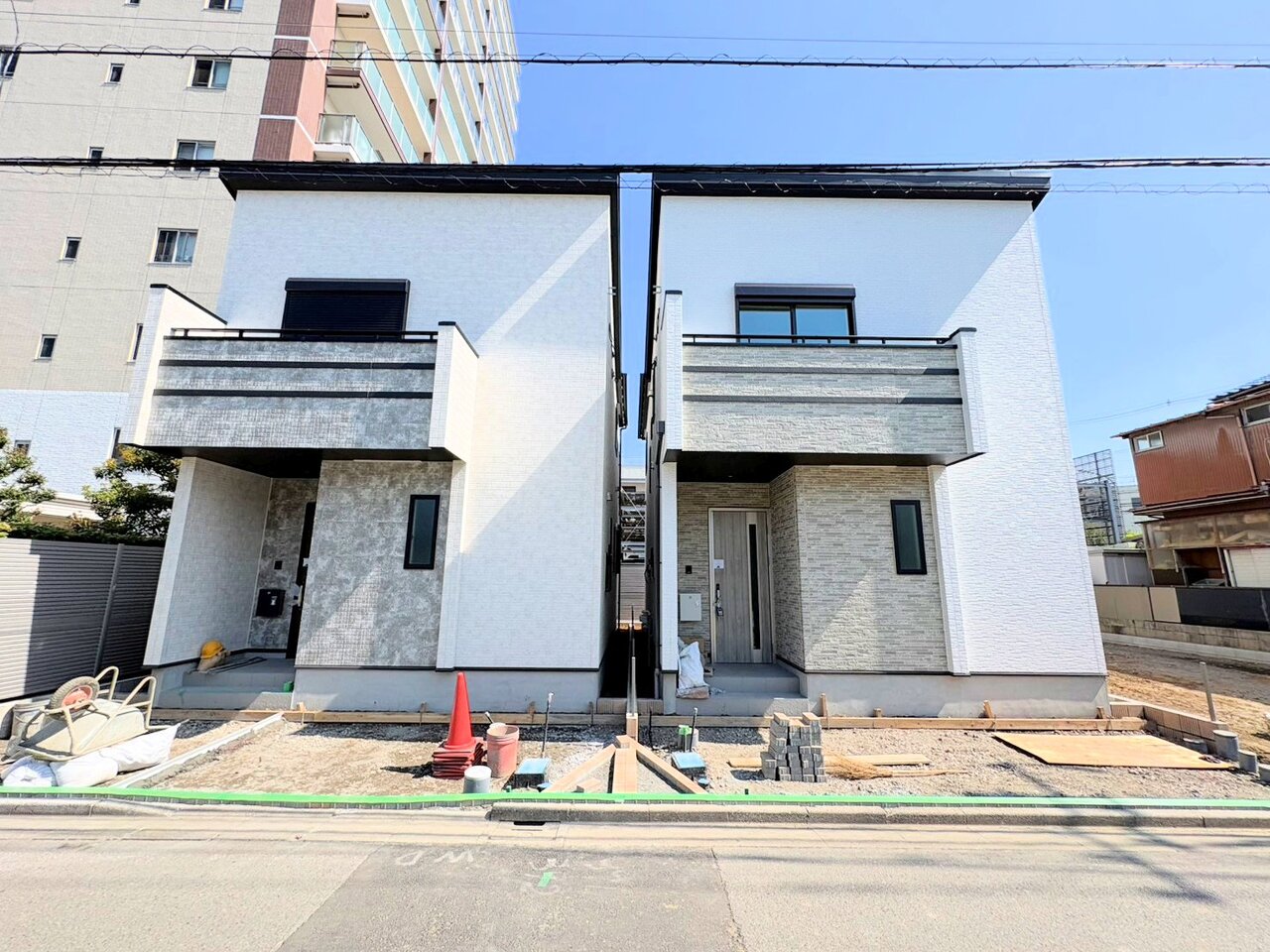 左側が当物件。戸田公園駅徒歩9分の立地。(令和8年5月 撮影)