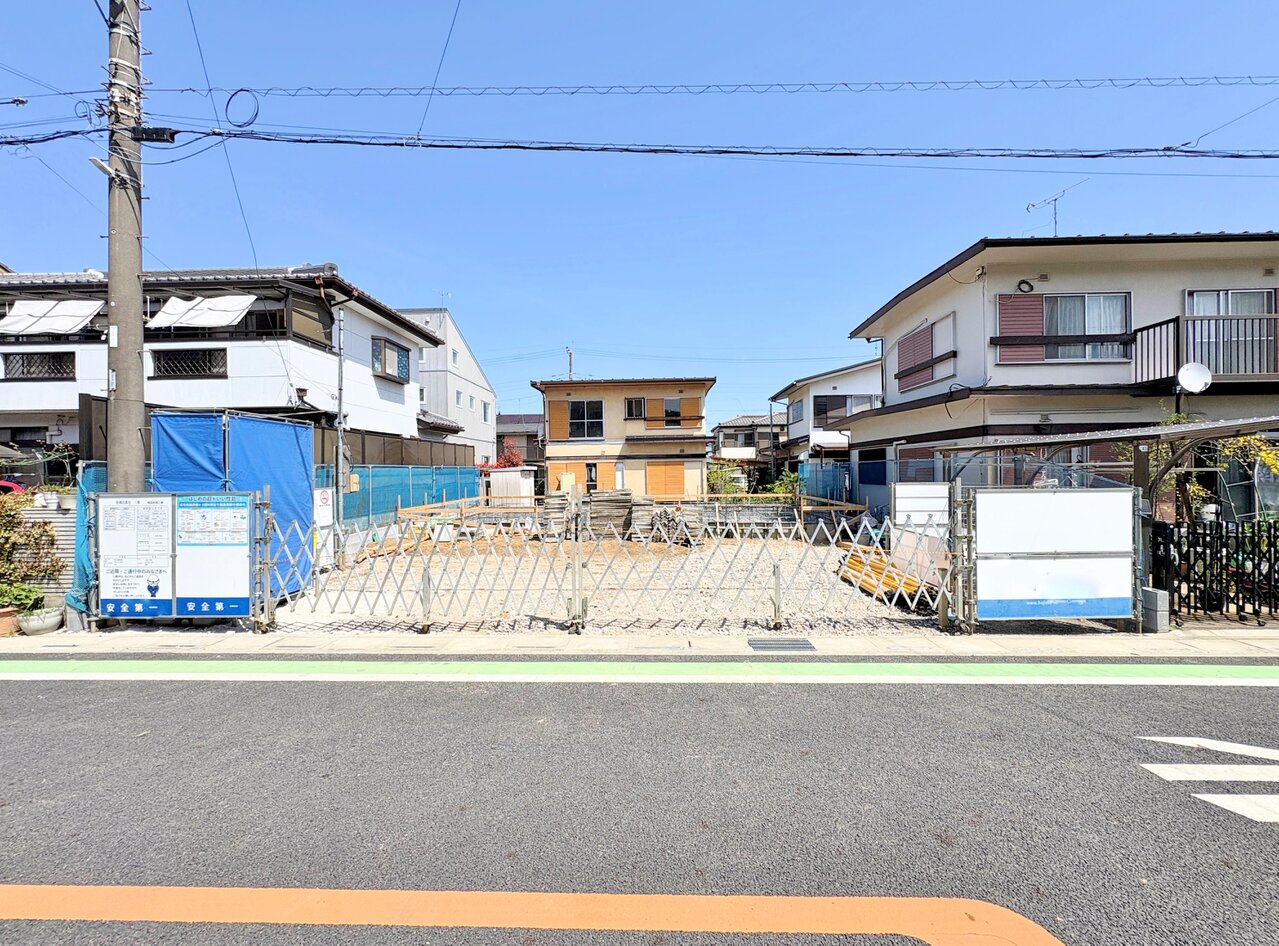 ゆったりとした駐車場は車庫入れもスムーズです。(令和8年5月 撮影)