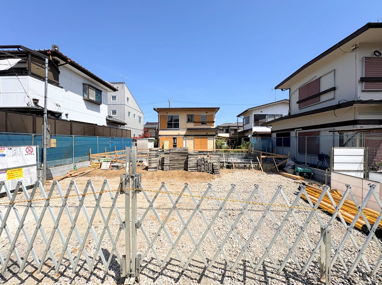 対面式キッチンを採用した16帖のLDKには、広々パントリーを設けました。(令和8年5月 撮影)