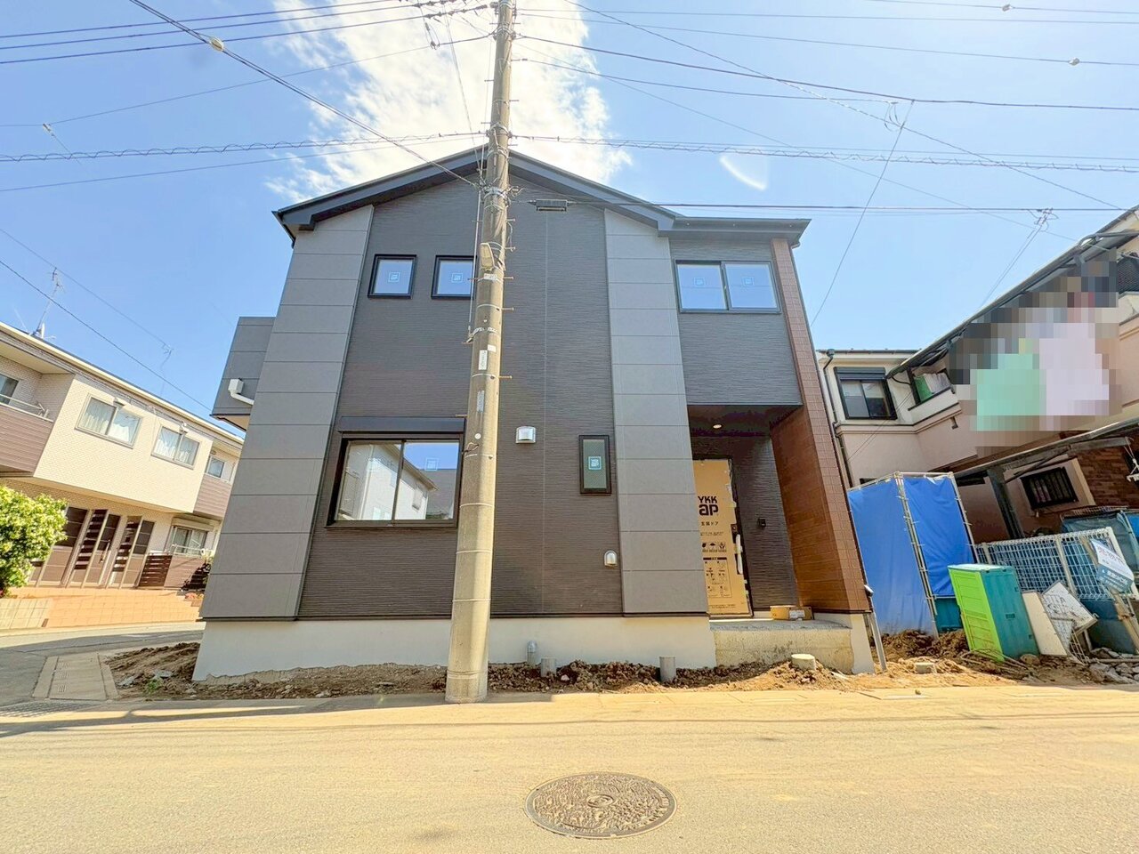 濃い色の外観が上品な印象を与える佇まい。(令和8年5月 撮影)